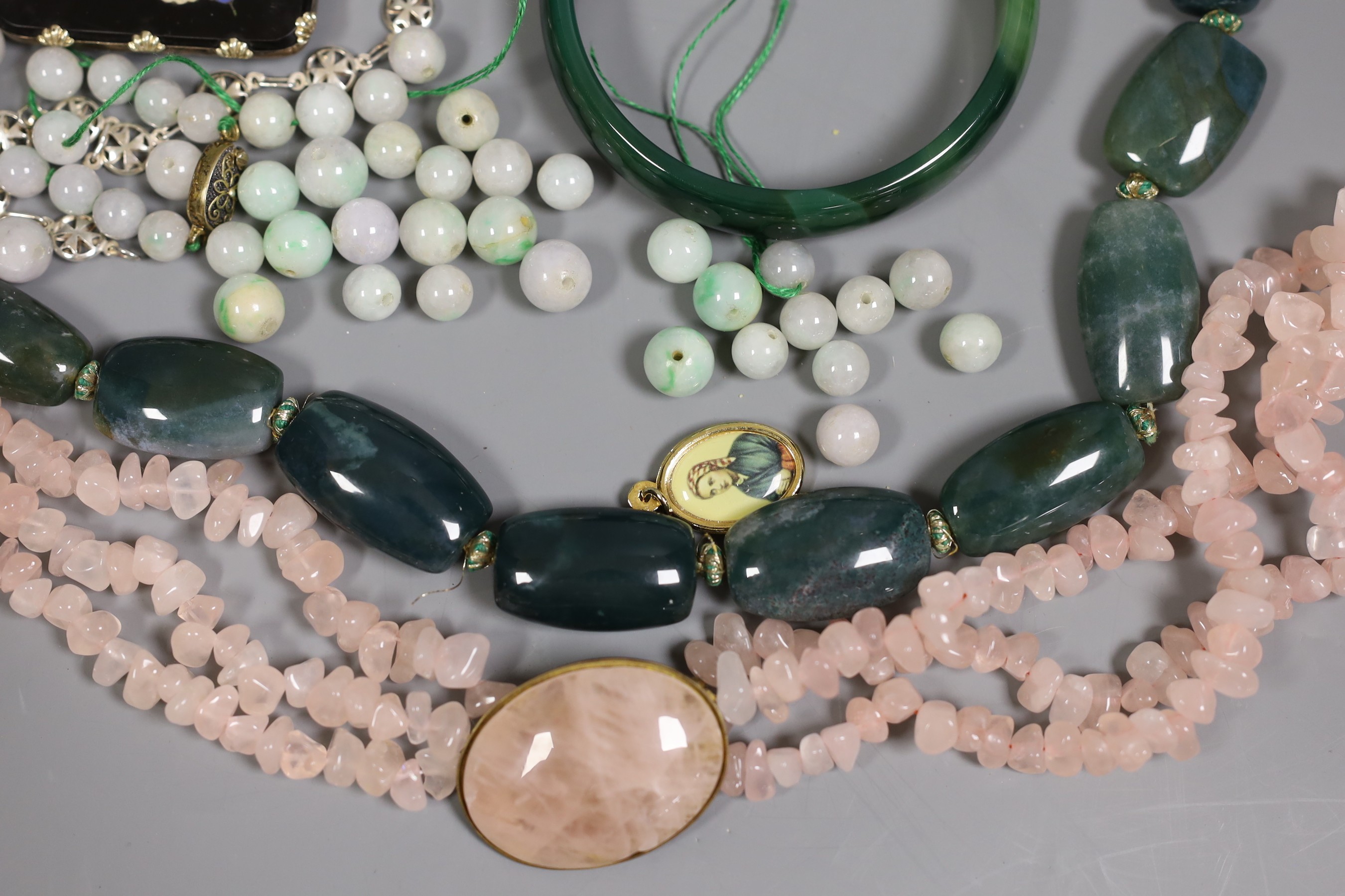 Assorted costume jewellery including hardstone and rose quartz necklaces and a pietra dura brooch.